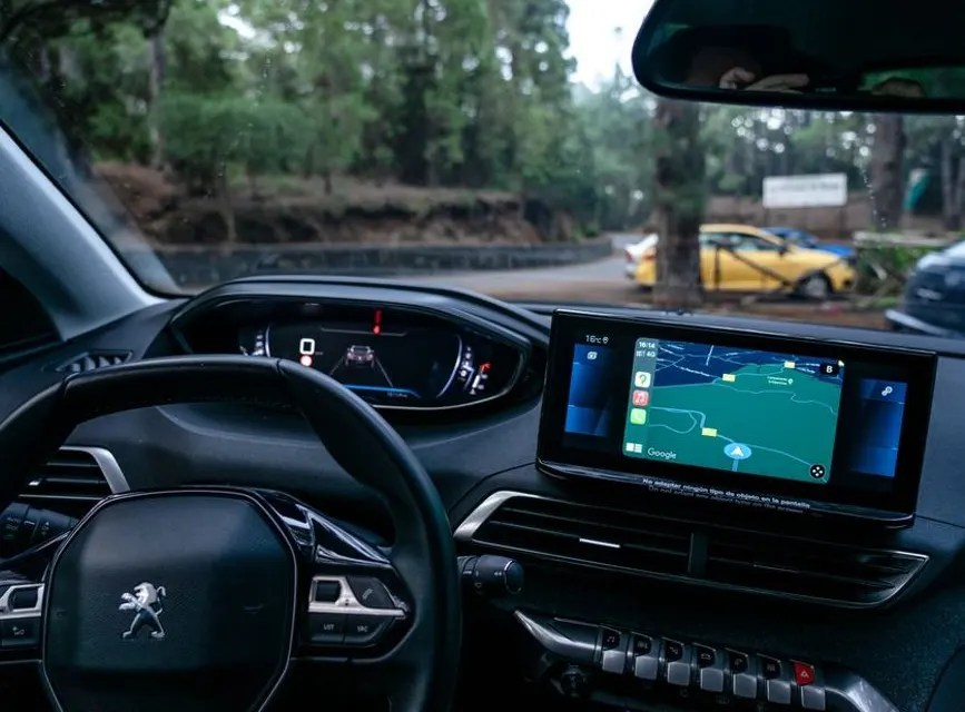 Peugeot 308 d'occasion : coffre, autonomie et vie à bord